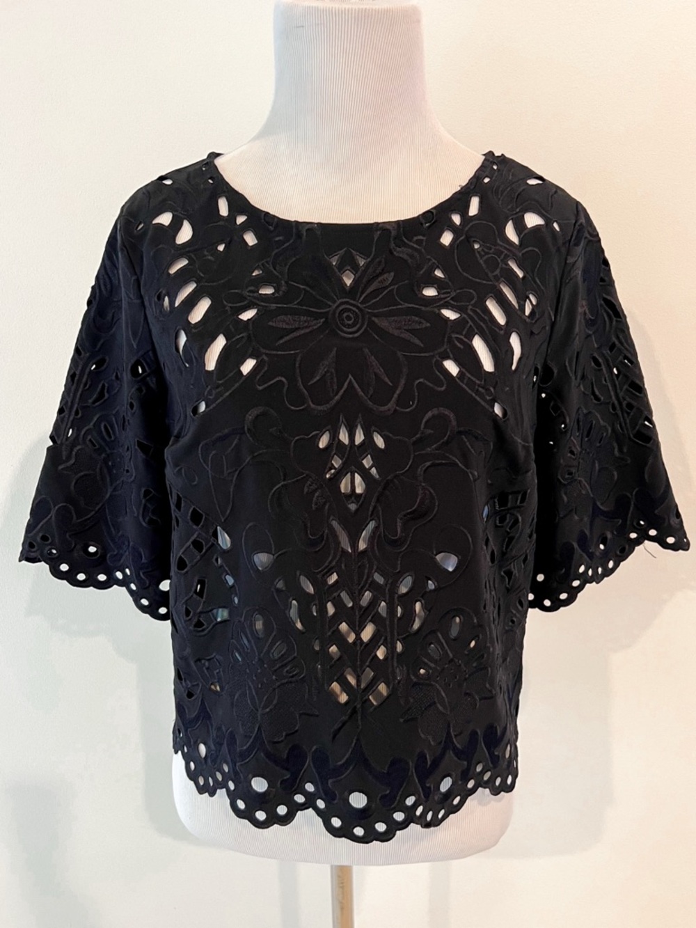 bebe Black Floral Eyelet Cutout Short Sleeve Top Womens Sz Small